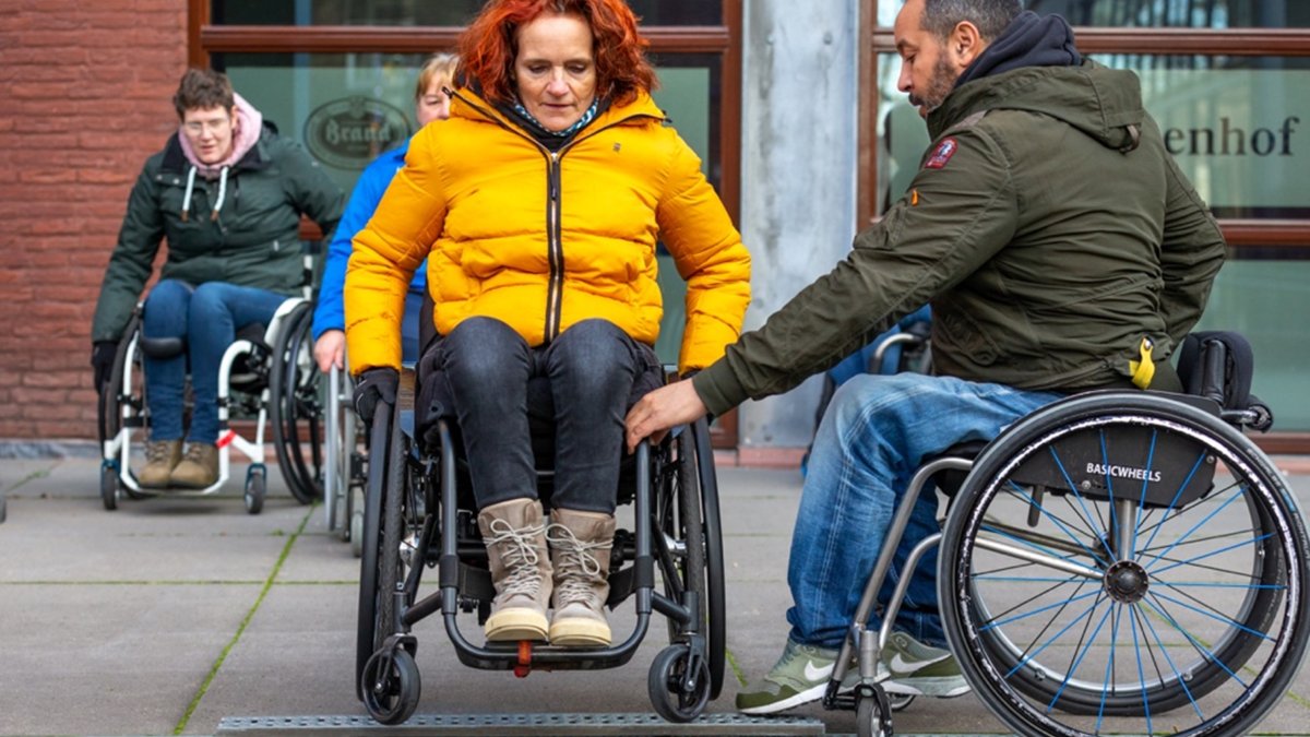 Winterswijk leert rollen: unieke rolstoelvaardigheidscursus van start