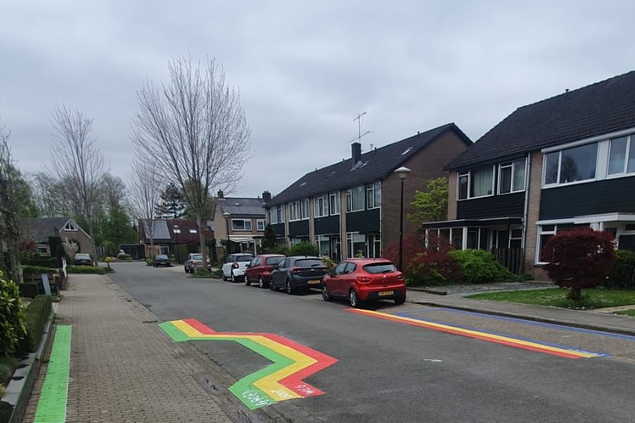 Met kleuren stoepkrijt is  op de straat aangegeven waar parkeer- en groenvlakken komen