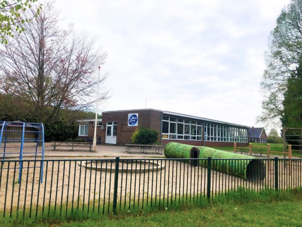 Voormalige school Miste met speeltuin op voorgrond