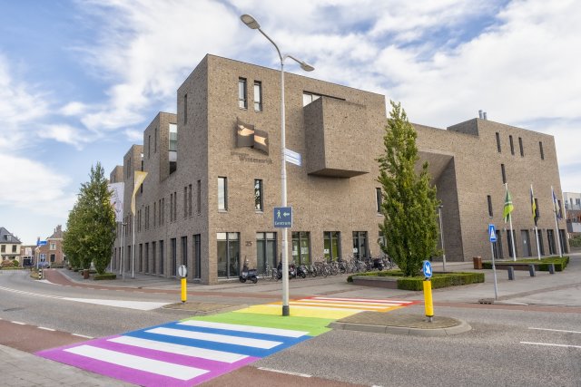 gemeentehuis Winterswijk met zebrapad in regenboogkleuren