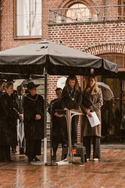 Kinderburgemeester Isabel Roerdinkholder leest gedicht voor tijdens Dodenherdenking.