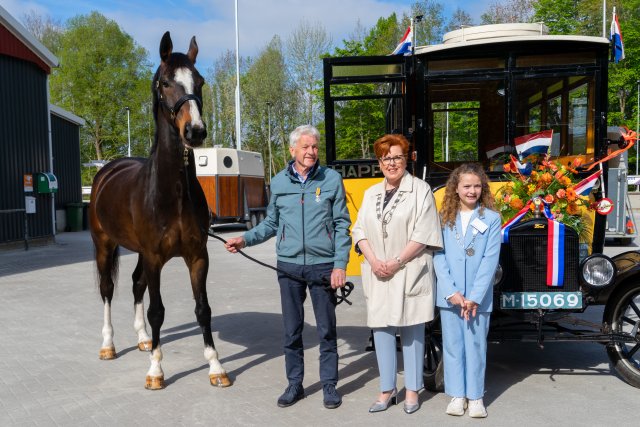 Uitreiking lintje de heer Dekker