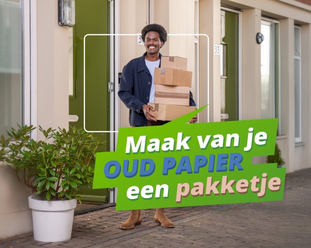 man houdt een stapel dozen vast met daarbij de tekst 'maak van je oud papier een pakketje'.