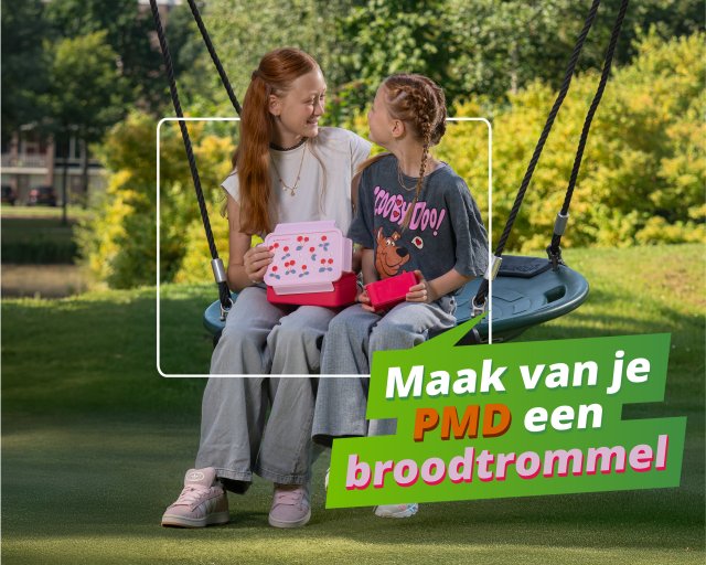 2 meisjes op een schommel houden een broodtrommeltje vast met de tekst 'Maak van je PMD een broodtrommel'.
