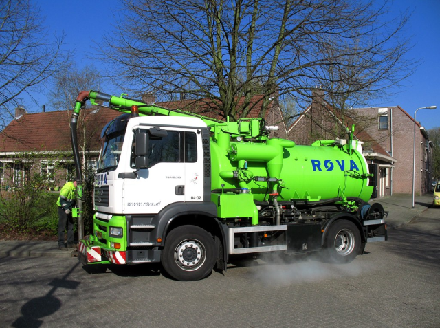 schoonmaken van straatputten met vrachtwagen van ROVA