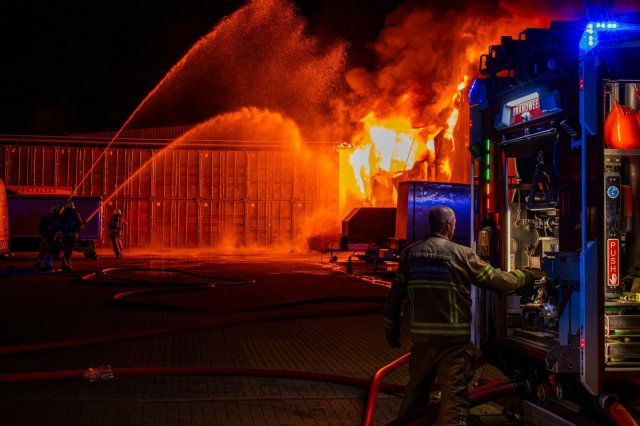 Brandweer aan het blussen tijdens de brand aan de Koningsweg