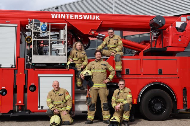 brandweerlieden voor hun blusauto met opschrift Winterswijk