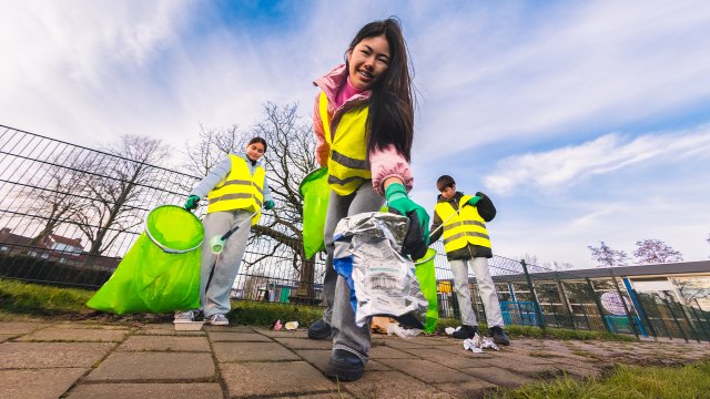 mensen ruimen op met grijpers en vuilniszakken