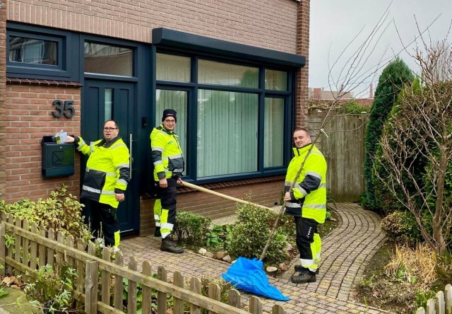 medewerkers Rova leveren boom af bij woning