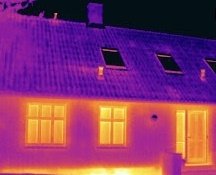 Voorbeeld warmtefoto: een woning in paars oranje kleuren die aangeven waar de warmte ontsnapt.