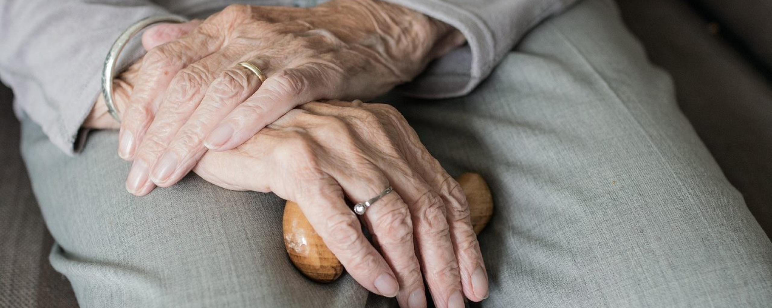 Handen van oudere mevrouw over elkaar