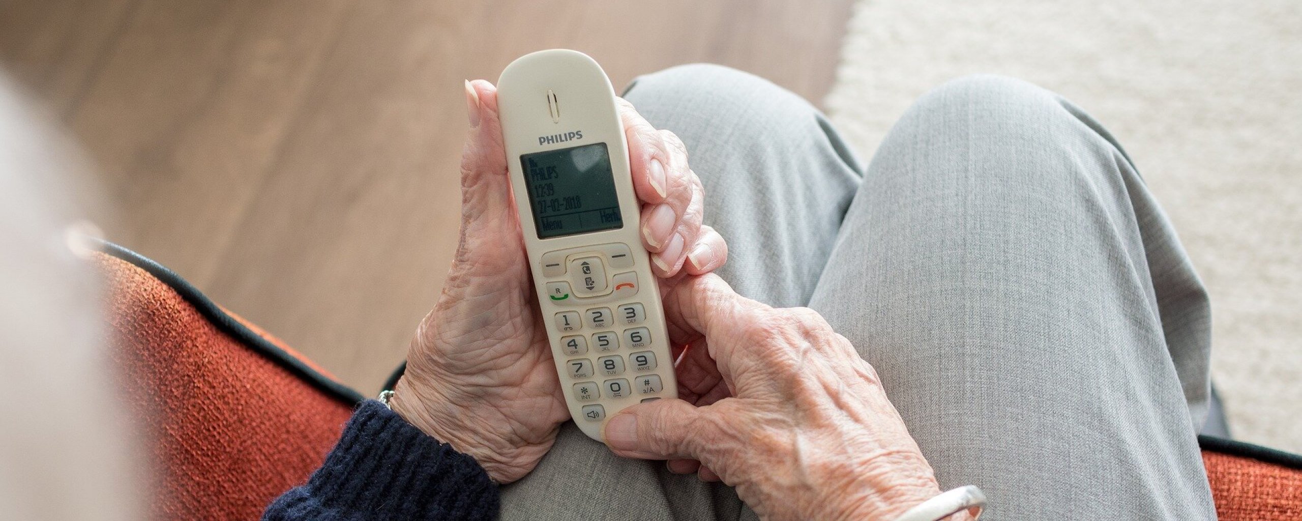 Oudere mevrouw met telefoon