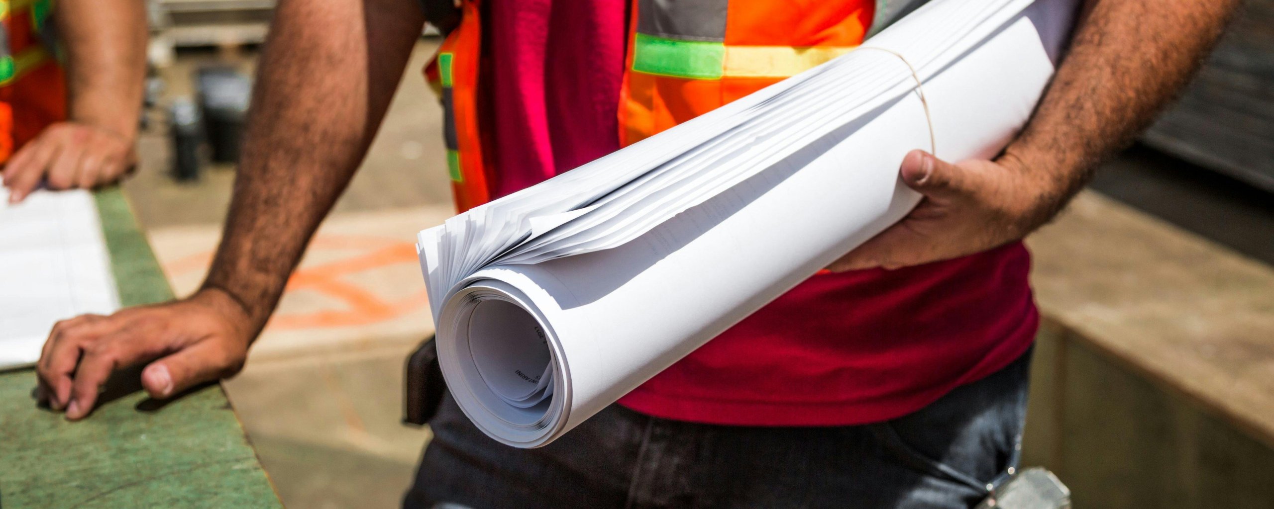 Bouwvakker met papieren onder zijn arm