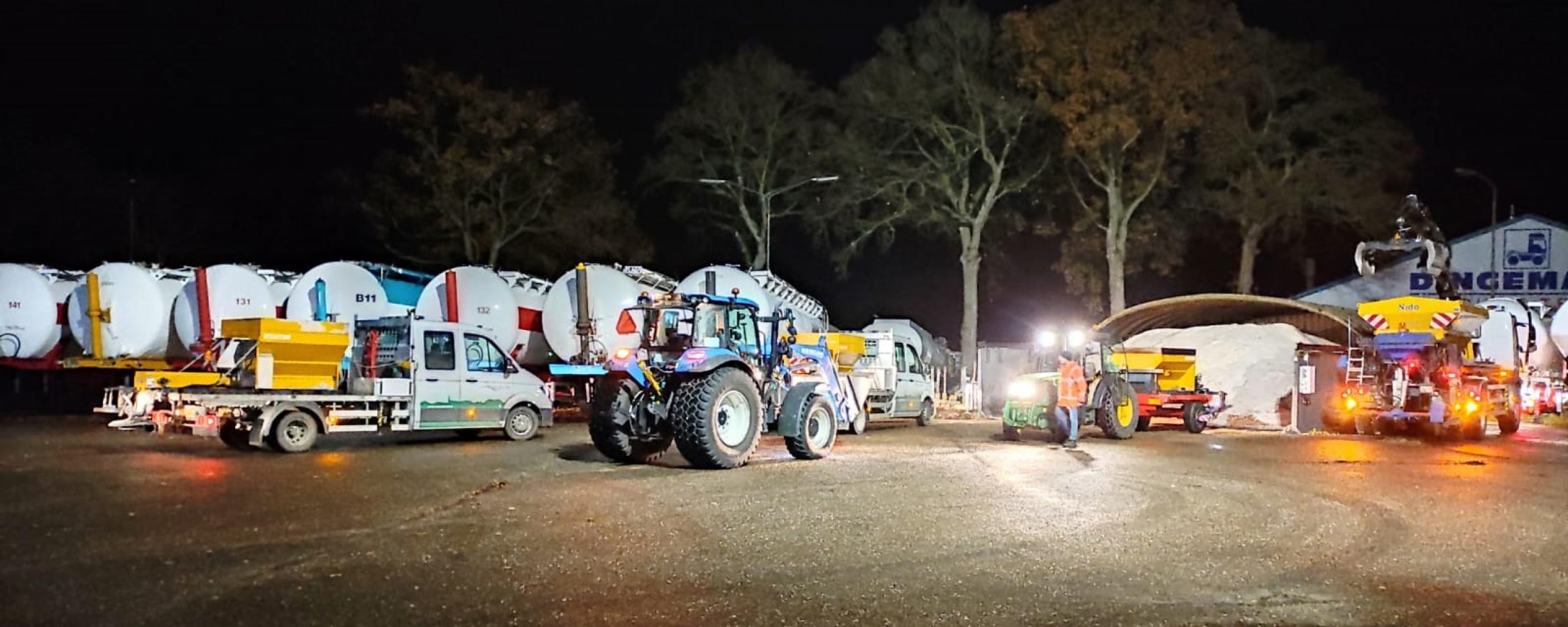 De strooiploeg van de buitendienst met het materieel bij de zoutopslag aan de Antwerpsestraatweg