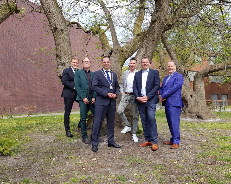 Foto van het college van Burgemeester en Wethouders 2022-2026, van links naar rechts: Wethouder De Heer, Wethouder Van der Beek, Burgemeester Adriaansen, Wethouder Van Agtmaal, Wethouder Schuurbiers en gemeentesecretaris Bogers