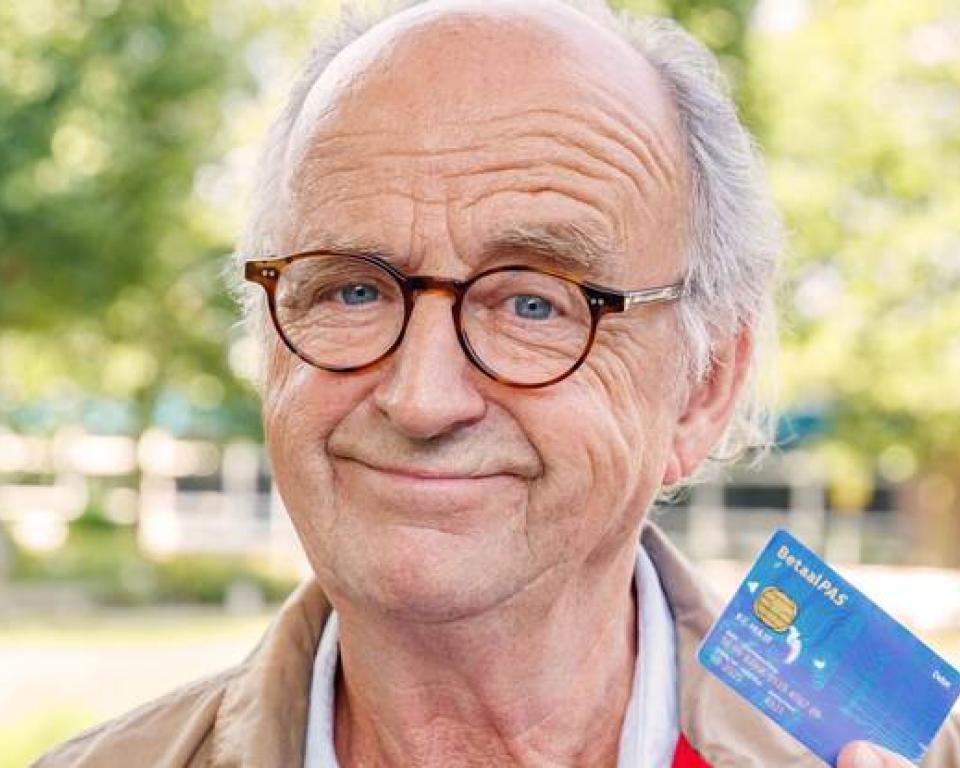 Acteur Kees Hulst (bekend van de serie Hendrik Groen) met een pinpasje