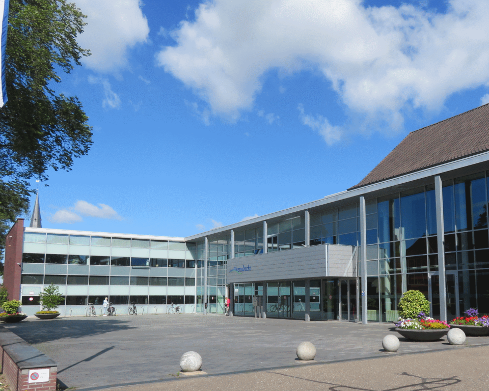 Foto van het plein voor het gemeentehuis van Woensdrecht