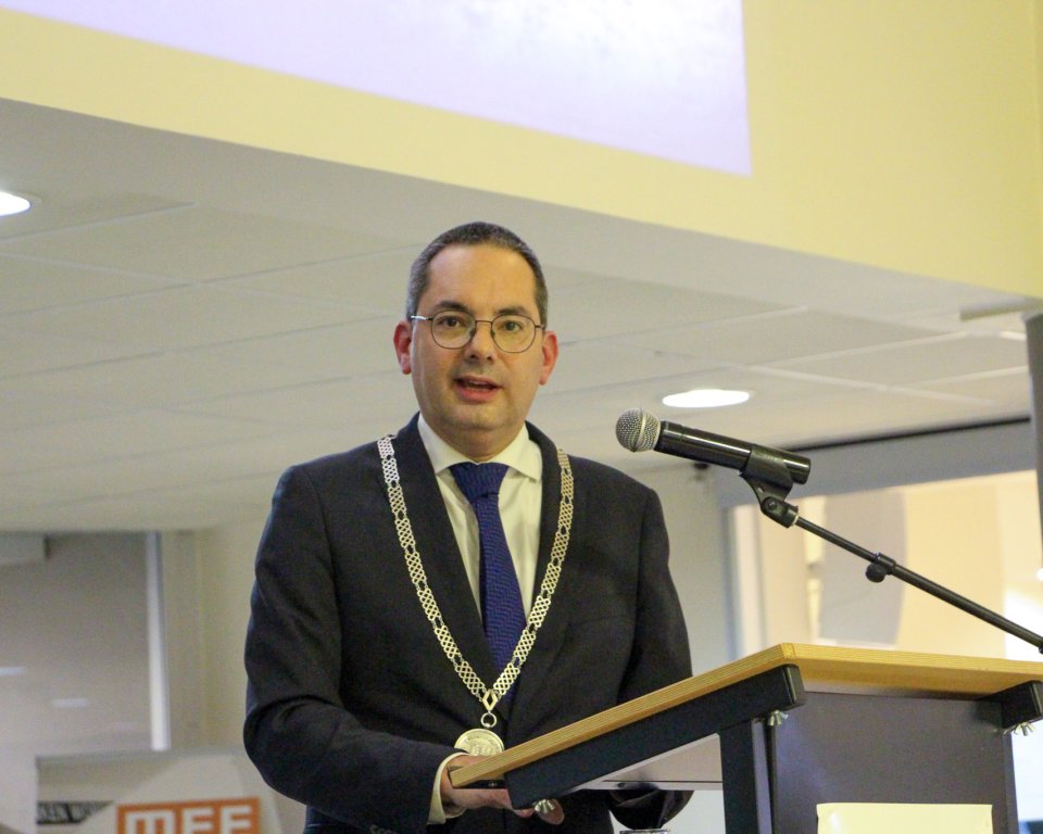 Burgemeester Adriaansen houdt zijn nieuwjaarstoespraak op 2 januari 2024