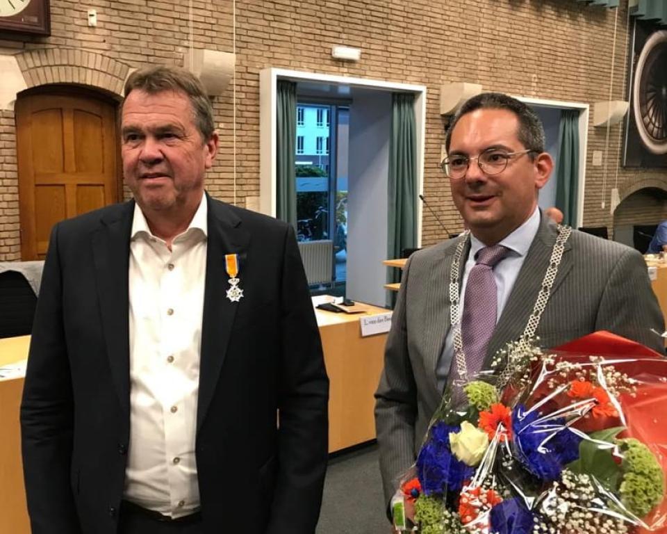 Koninklijke Onderscheiding voor wethouder Schuurbiers met daarnaast burgemeester Adriaansen
