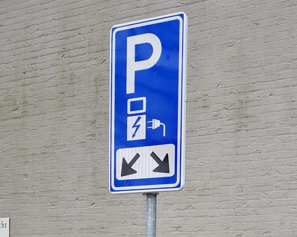 Verkeersbord bij oplaadpunt elektrische auto