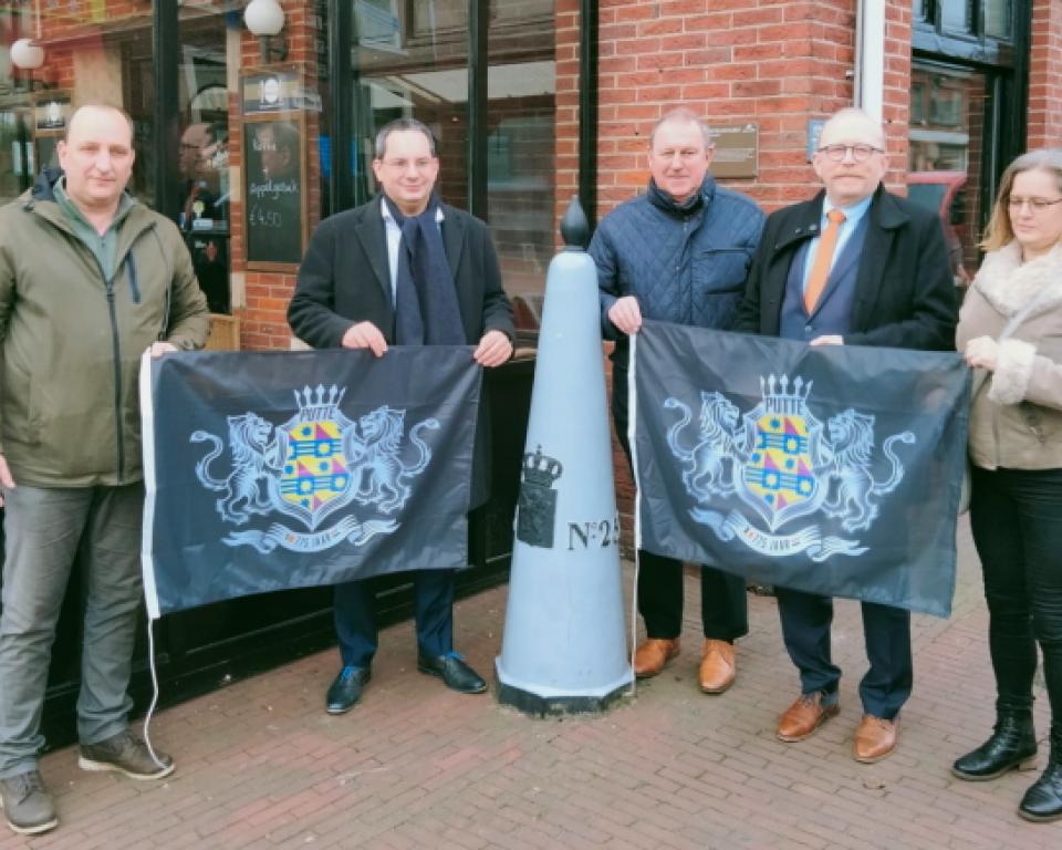 Presentatie van de vlag die gemaakt ter gelegenheid van 775 jaar Putte