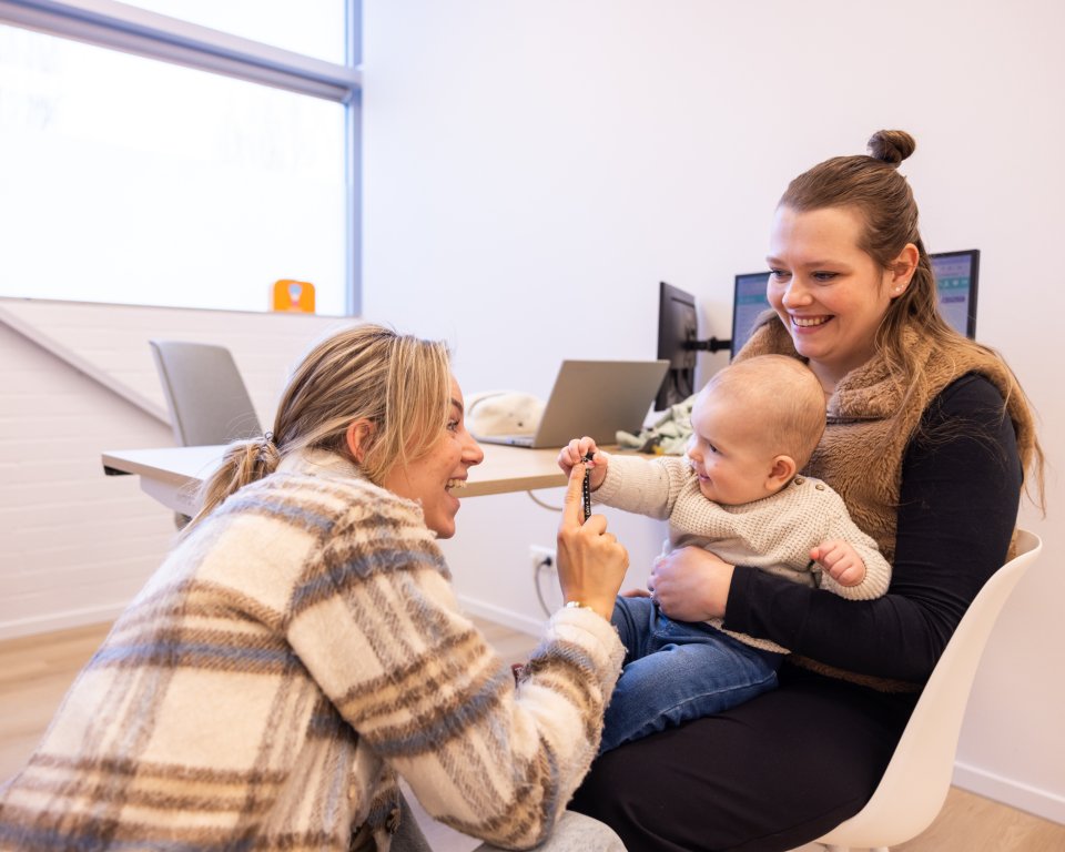 Moeder met baby op het consultatiebureau