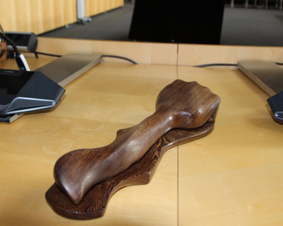 Houten klopper waarmee de voorzitter besluiten afhamert in de raadsvergadering