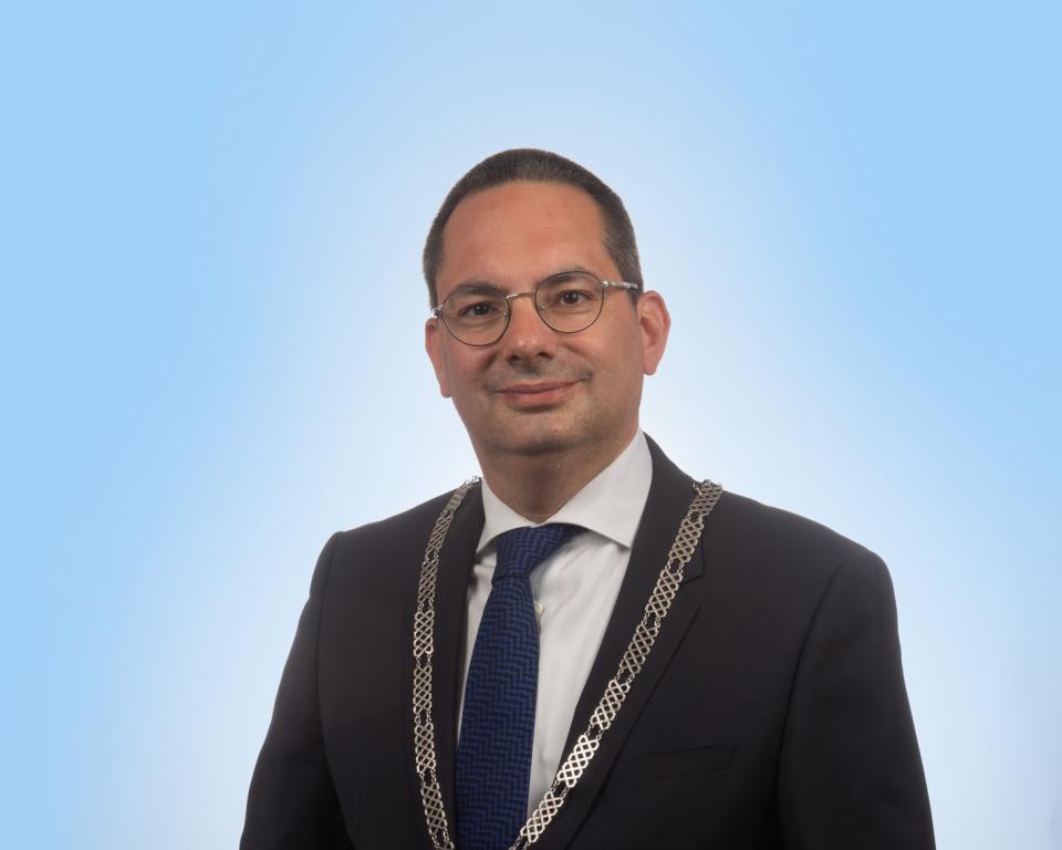Portretfoto burgemeester J.J.C. (Steven) Adriaansen