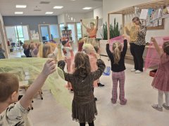 Een groep leerlingen in actie tijdens een opdracht cultuureducatie
