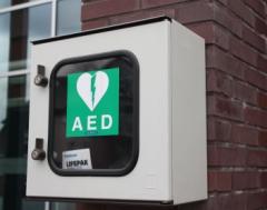 AED-apparaat tegen de muur