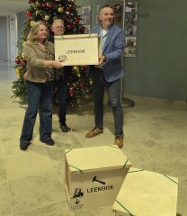 Wethouder Arjan Buijsen overhandigt de eerste leenbox