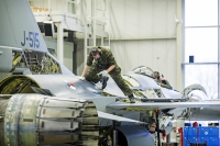 Onderhoud aan een F16 op de vliegbasis