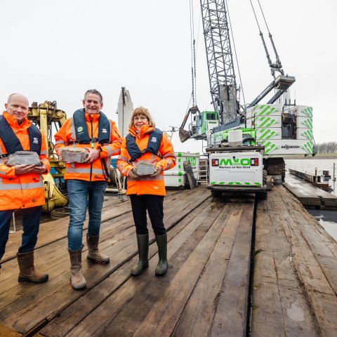 Van links naar rechts: Eric Withaar van het Hoogwaterbeschermingsprogramma, Teun de Koning van aannemer Martens en Van Oord en Cicilia Rijsdijk, heemraad van waterschap Hollandse Delta