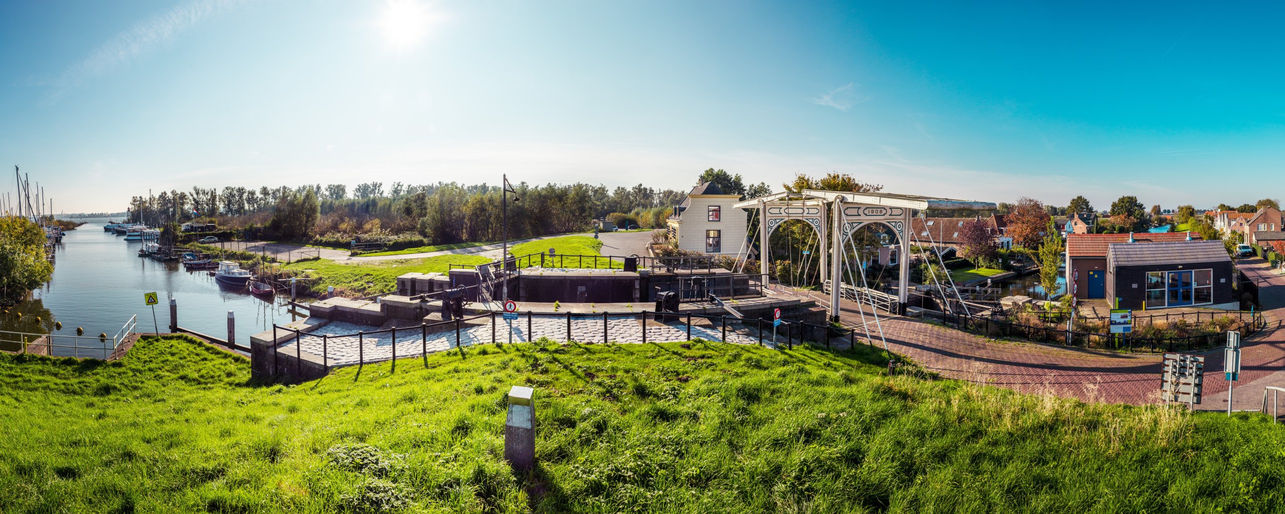 Panoramafoto van de brug en sluis bij Strijensas