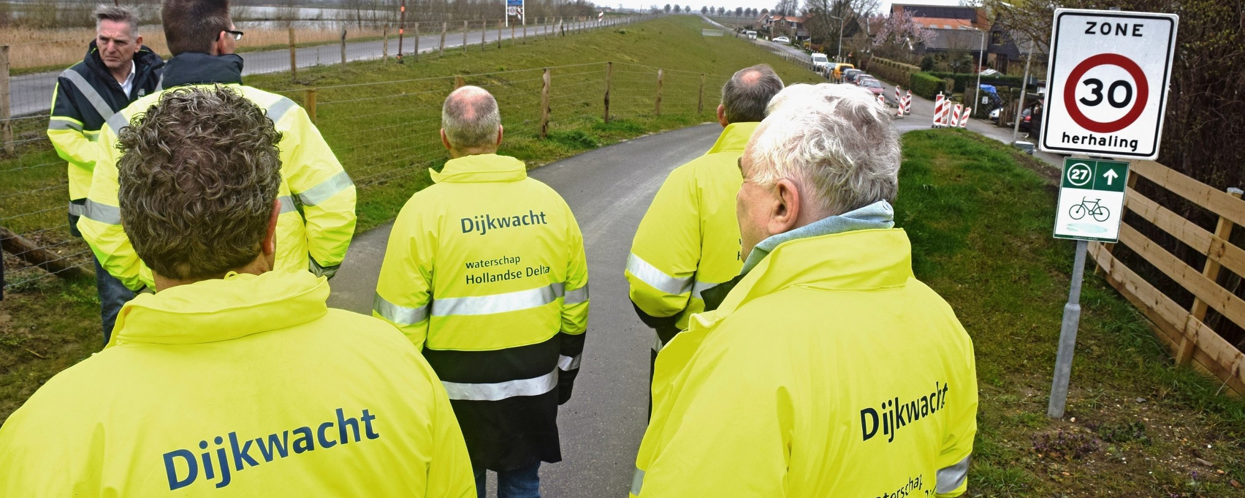 Dijkwachten op de dijk