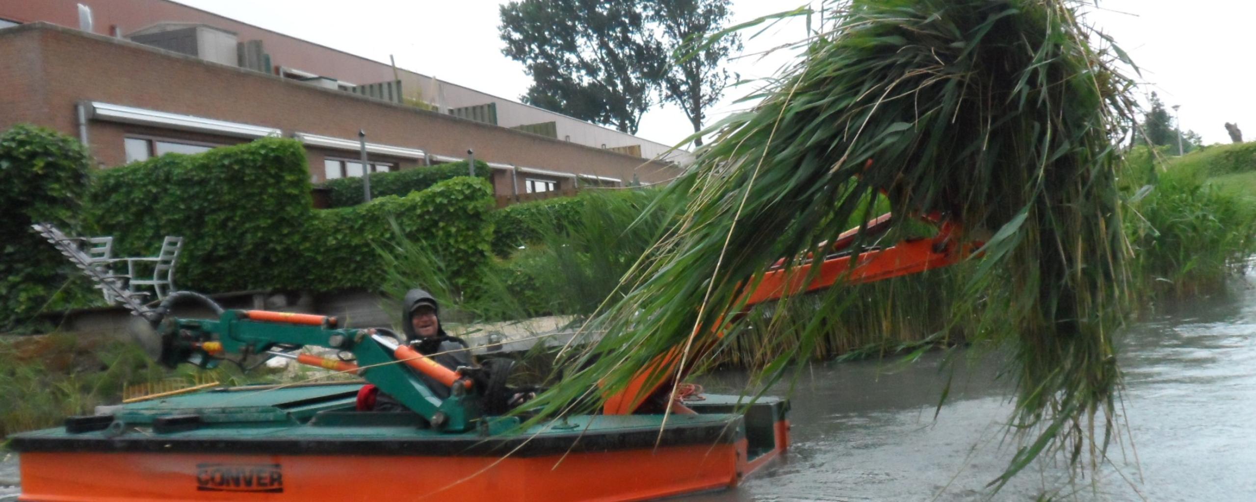 Maaiboot in actie binnen de bebouwde kom