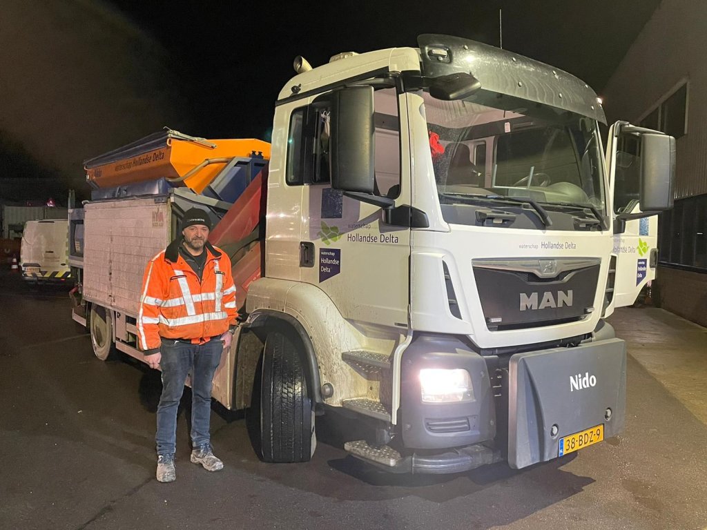 Waterschapper Jaco de Vos bij een strooiwagen van waterschap Hollandse DElta