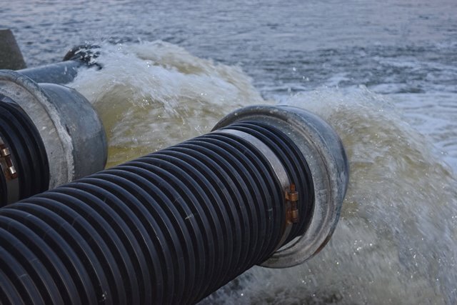 Pompwater spuit uit pijp