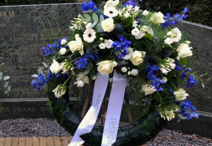 Herdenkingsboeket met blauwe en witte bloemen