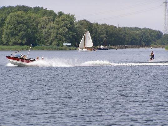 Speedboot met waterskier