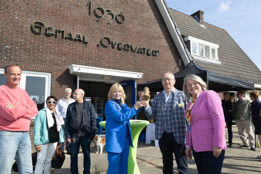 v.l.n.r. Heemraad Hennie Wiersma (waterschap), Chris van Ballegooijen (oudheidkundige vereniging) en wetbouder Miranda den Tuinder (gemeente).