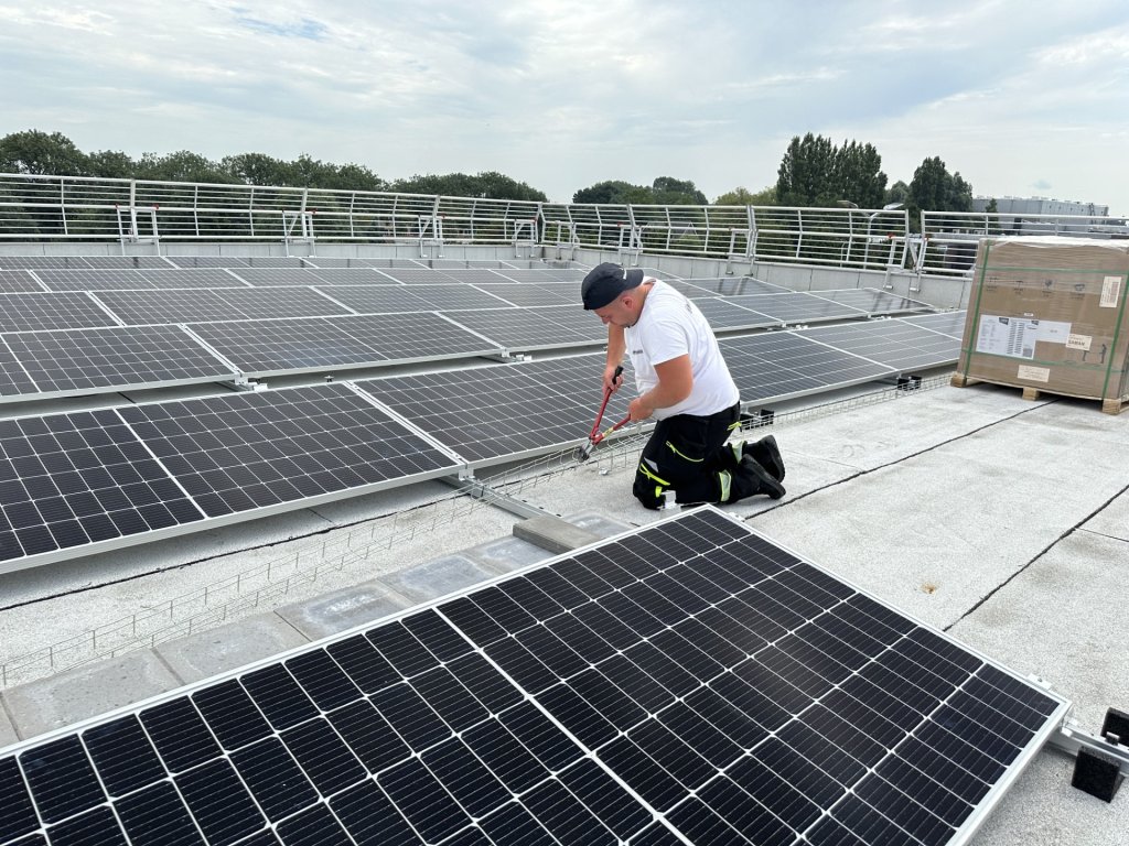 Zonnepanelen op het dak van magazijn Het Schap