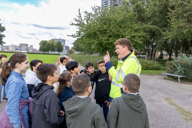 De leerlingen luisteren naar Sjoerd zijn verhaal. 