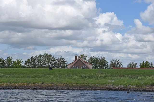 Waterkerende dijk langs de rivier Het Spui