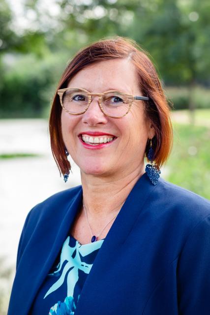 Portretfoto van Simone Steendijk, secretaris-directeur van WSHD