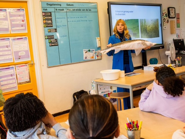 Heemraad Hennie Wiersma geeft een gastles