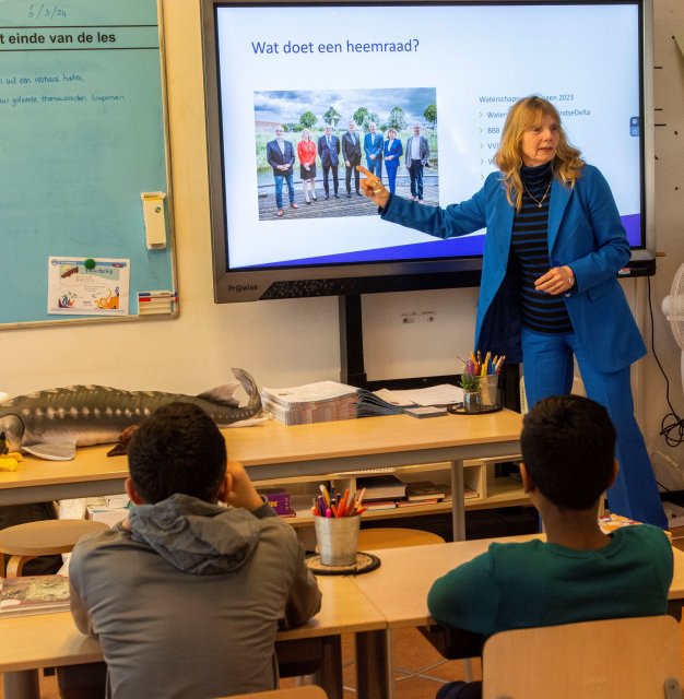 Heemraad Hennie Wiersma vertelt voor de klas over het bestuur van een waterschap