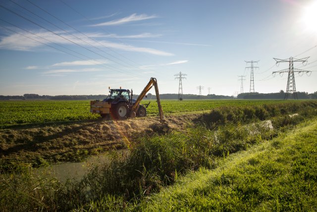 Boeren op het land aan het werk met hun trekkers 