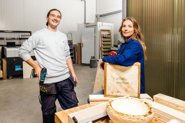 Andy en Rosa met een plank van maaisel