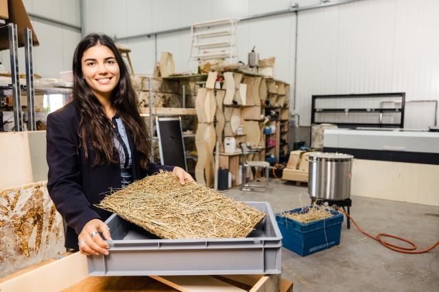 Laila met een plank maaisel